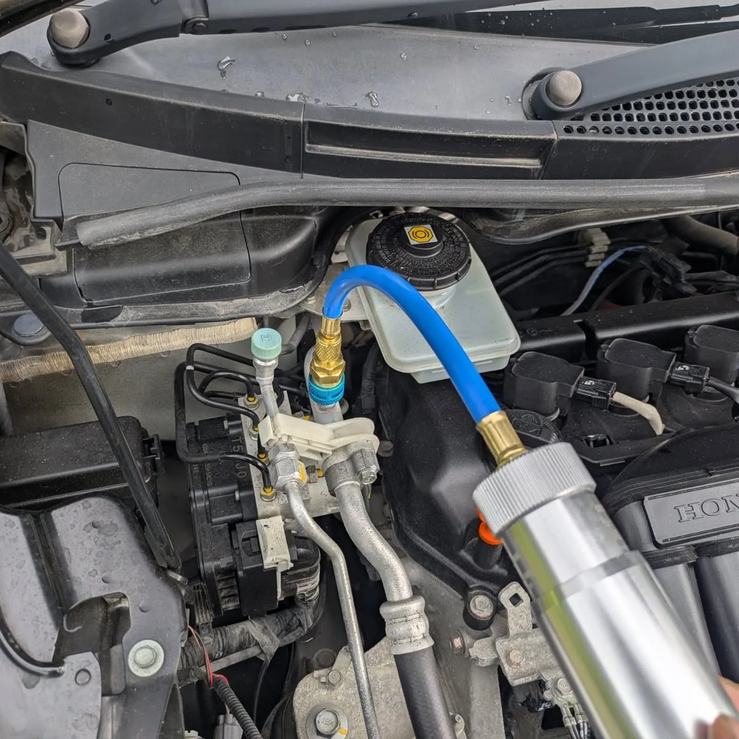 カーエアコンガス補充